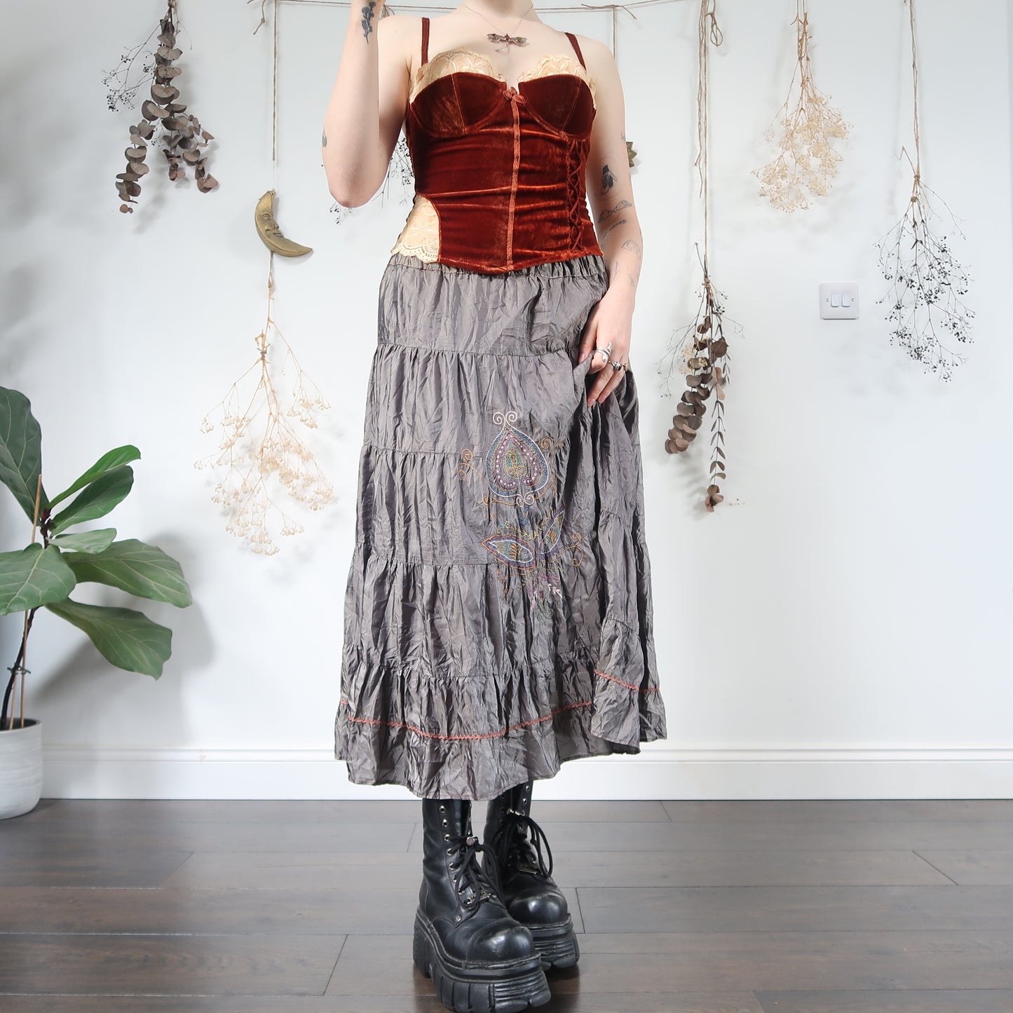 Embroidered tiered skirt - size M/L
