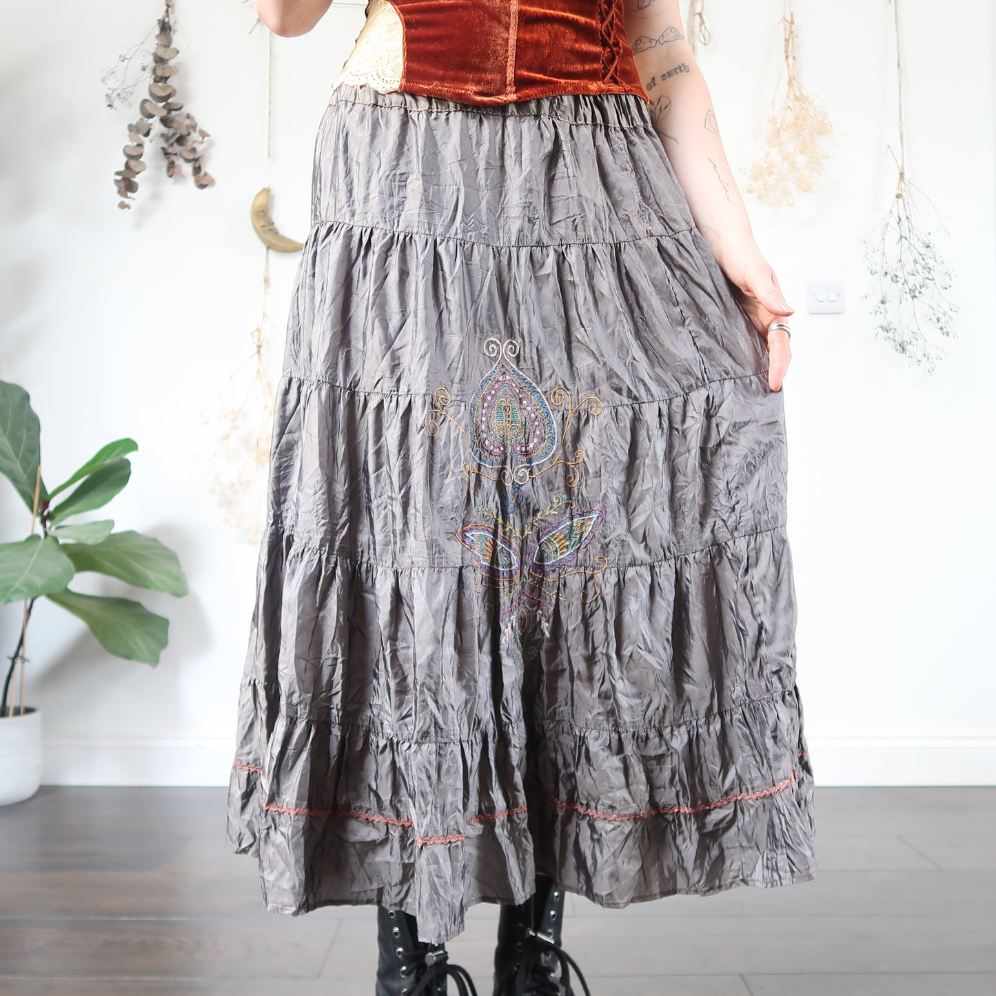 Embroidered tiered skirt - size M/L
