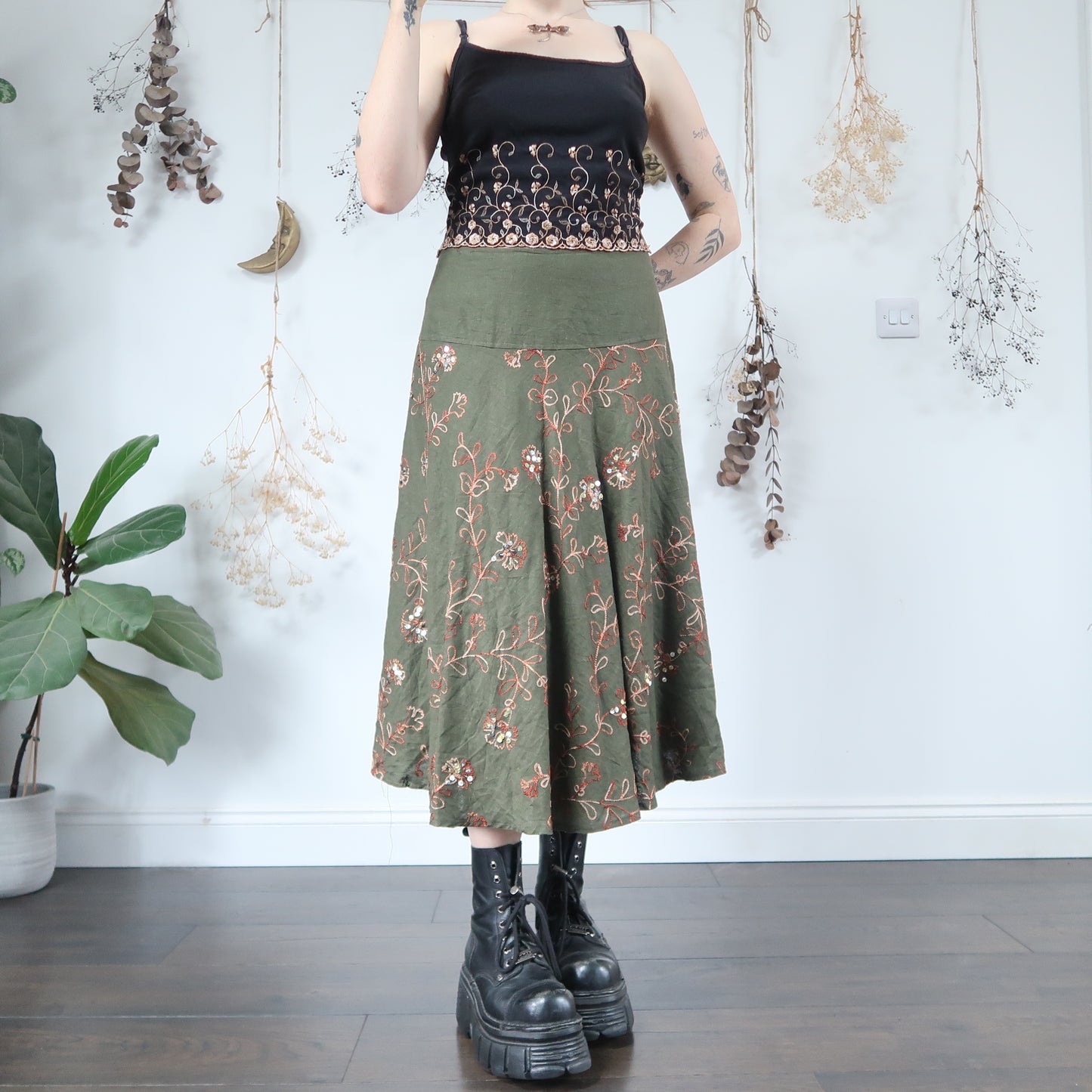 Green embroidered skirt - size L