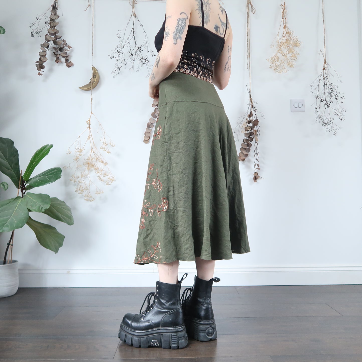 Green embroidered skirt - size L