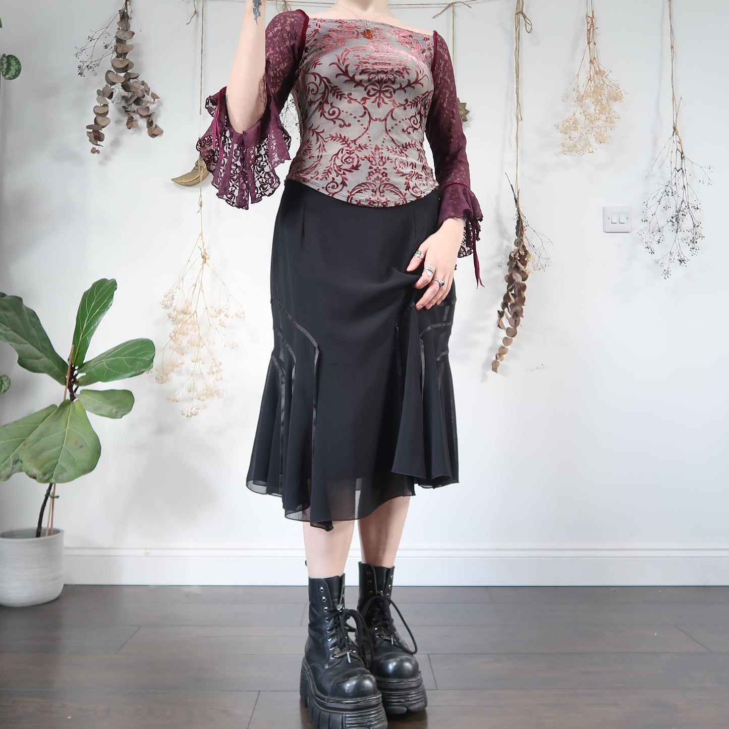 Black midi skirt - size M