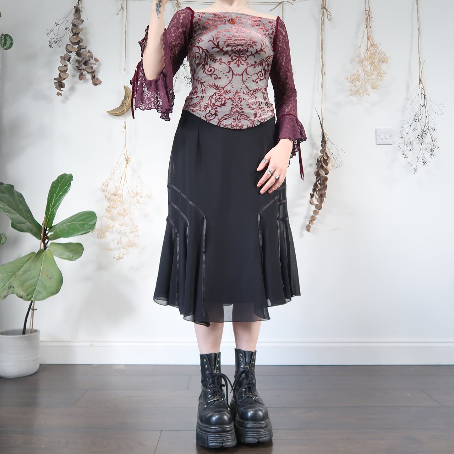 Black midi skirt - size M