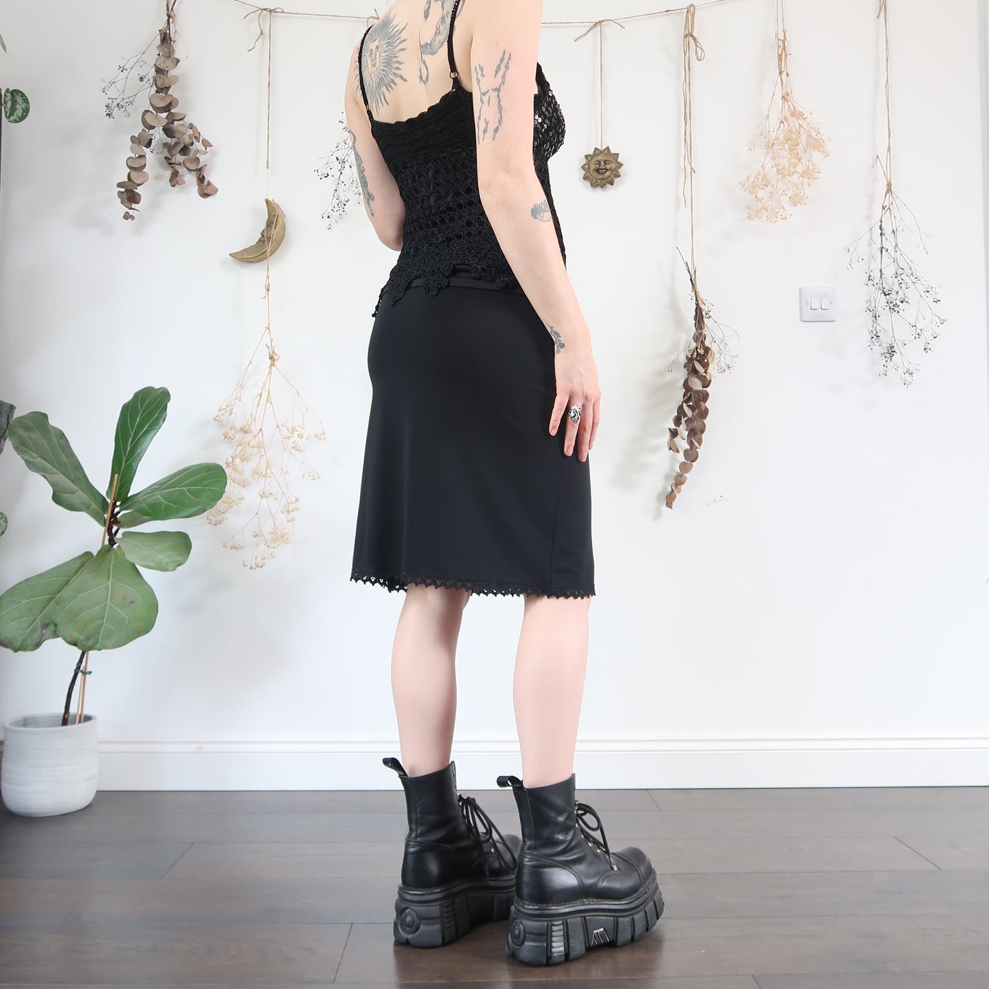 Black midi skirt - size M