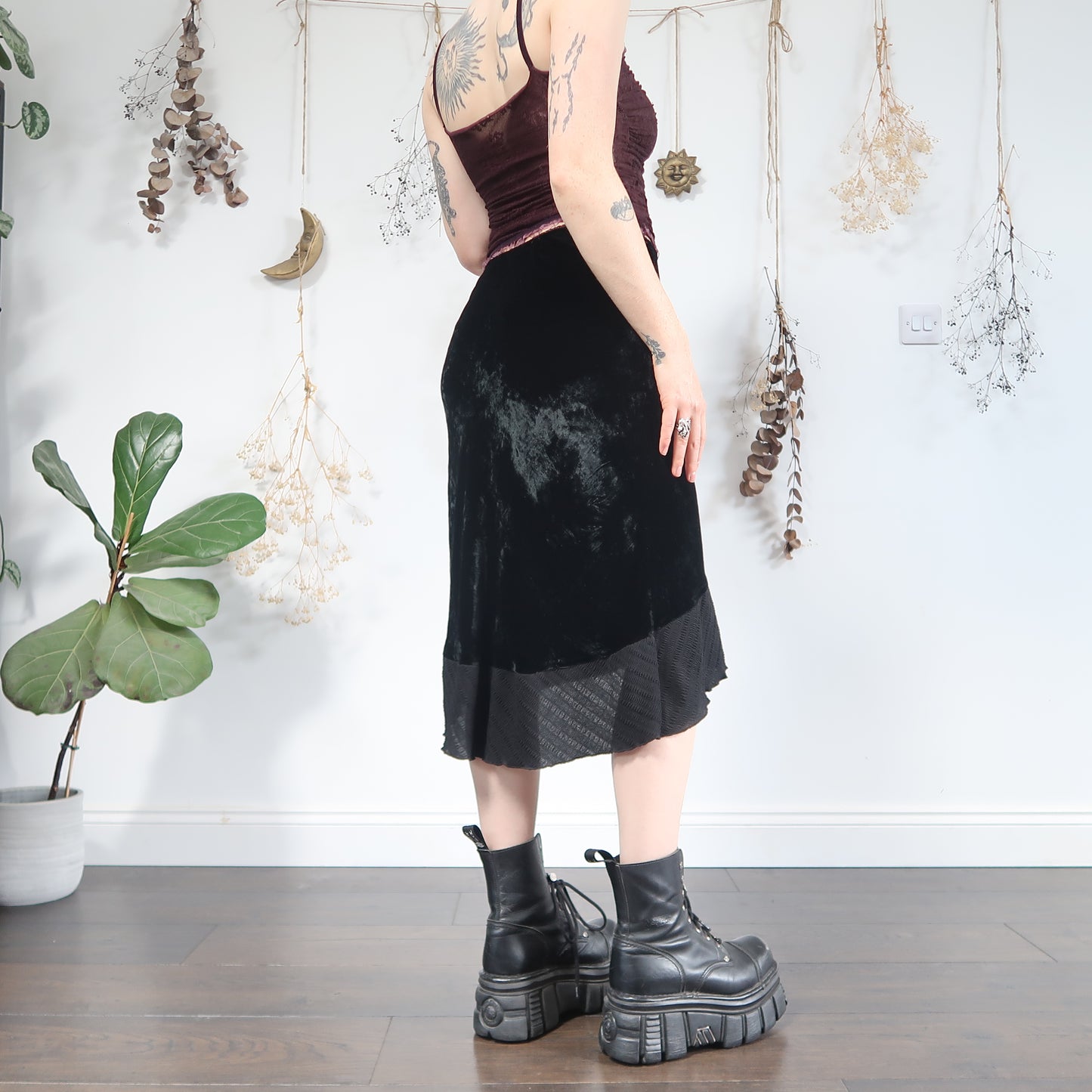 Black velvet midi skirt - size M