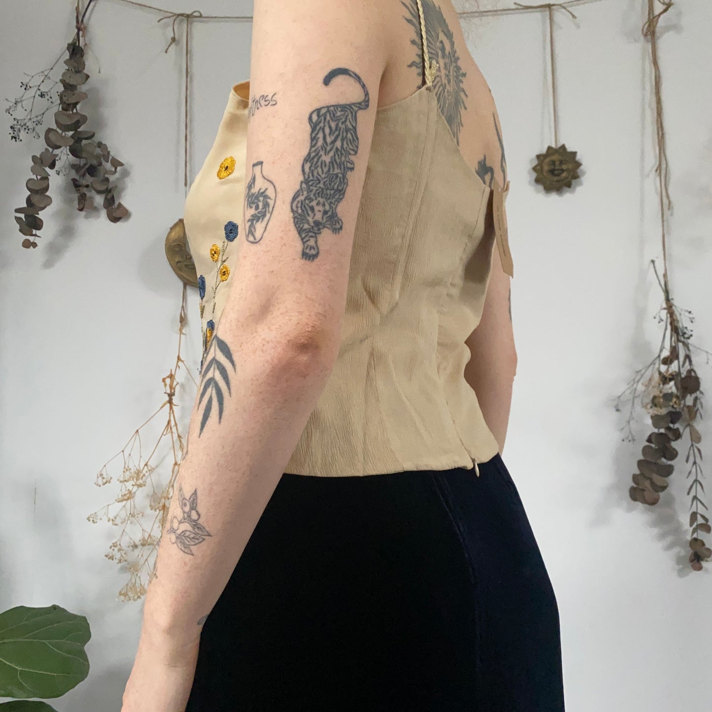 Floral embroidered top - size M