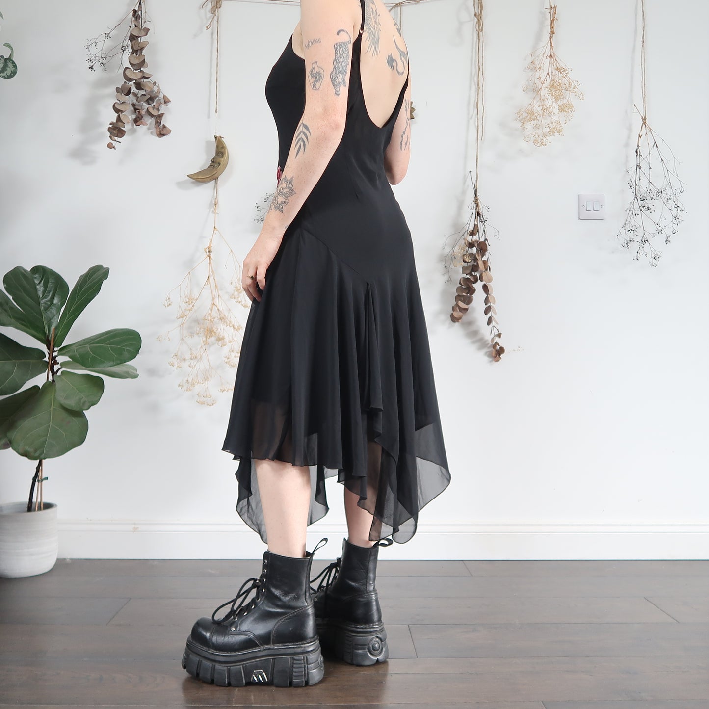 Black embroidered dress - size M/L
