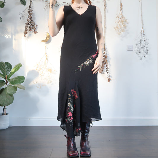 Embroidered dress - size M