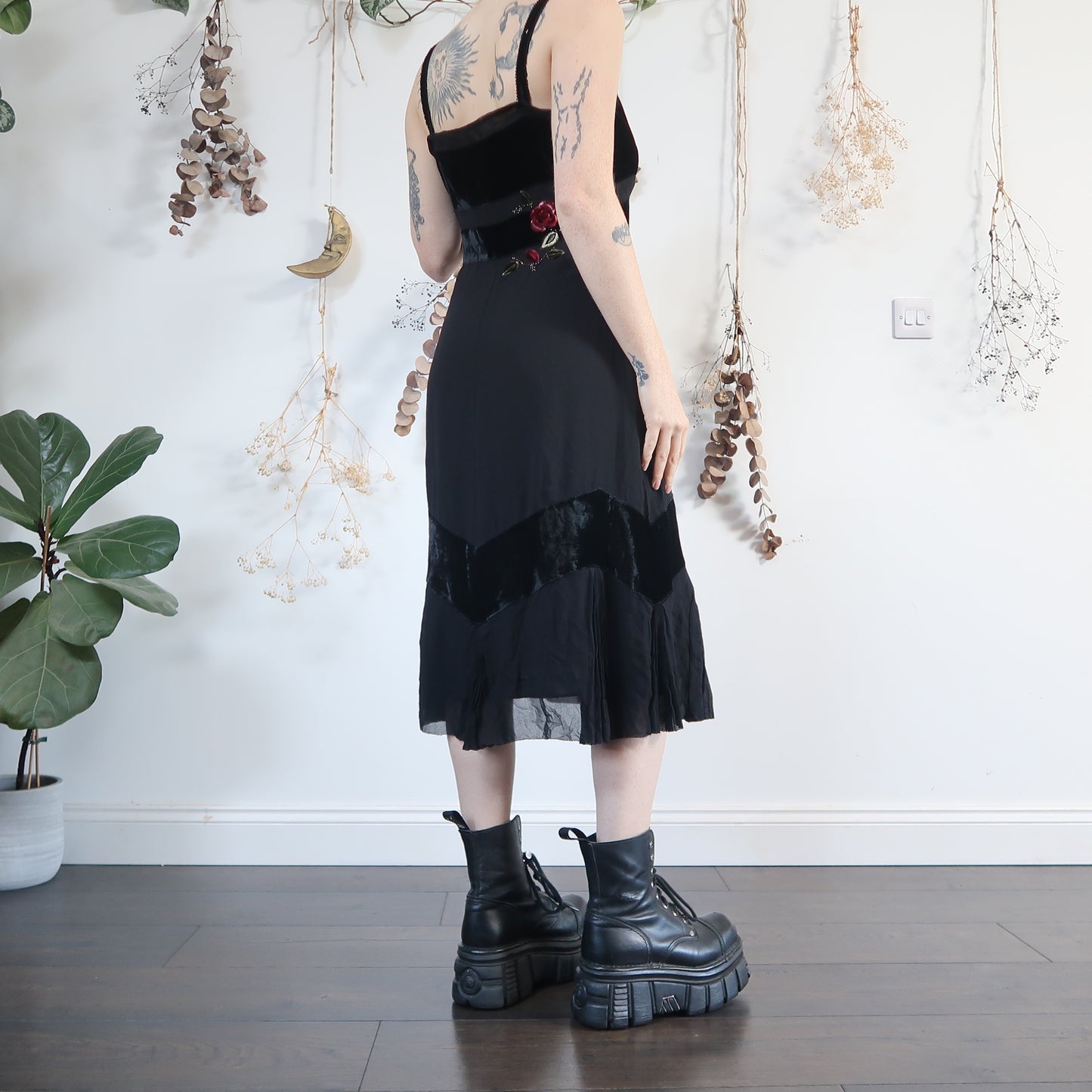 Black embroidered dress - size M