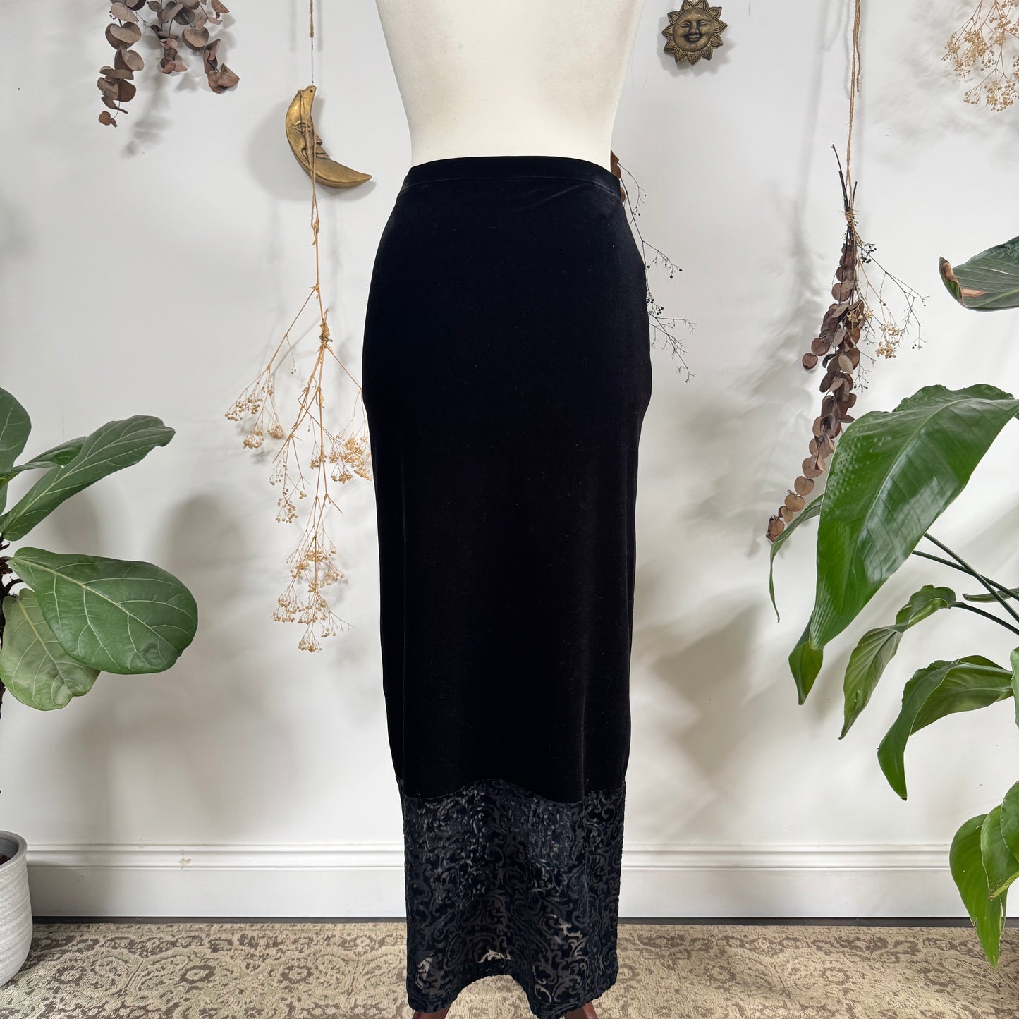 Black velvet skirt - size M