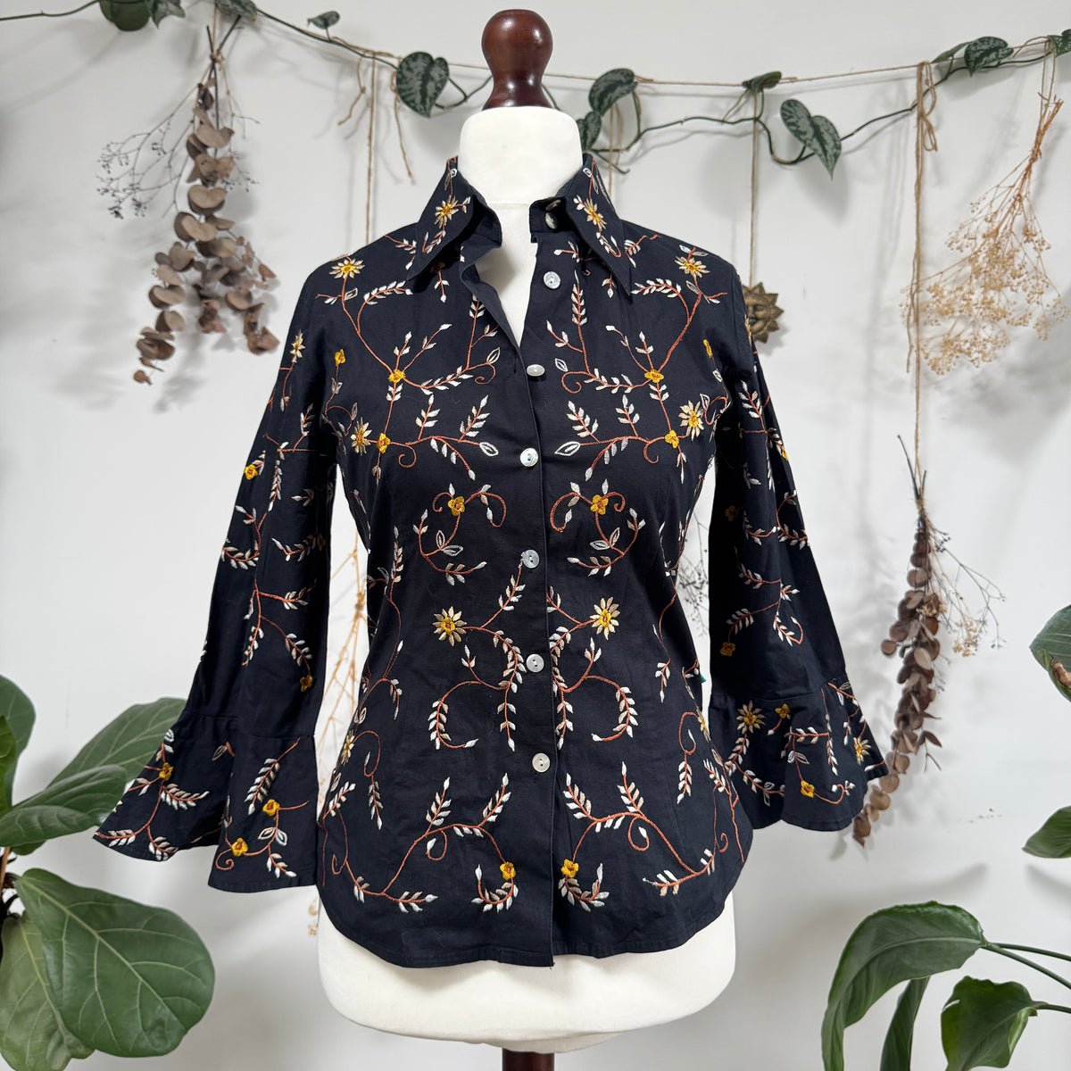 Embroidered shirt - size M