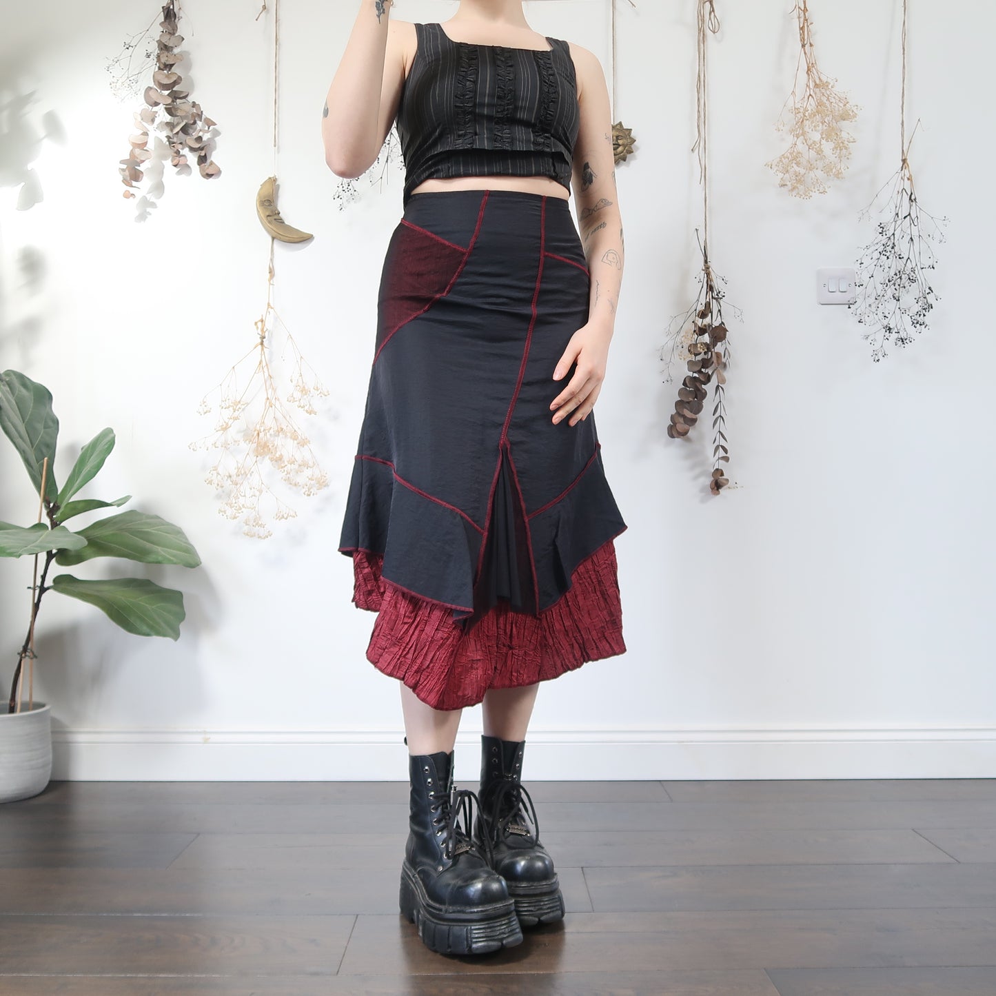 Black and red archive skirt - size S