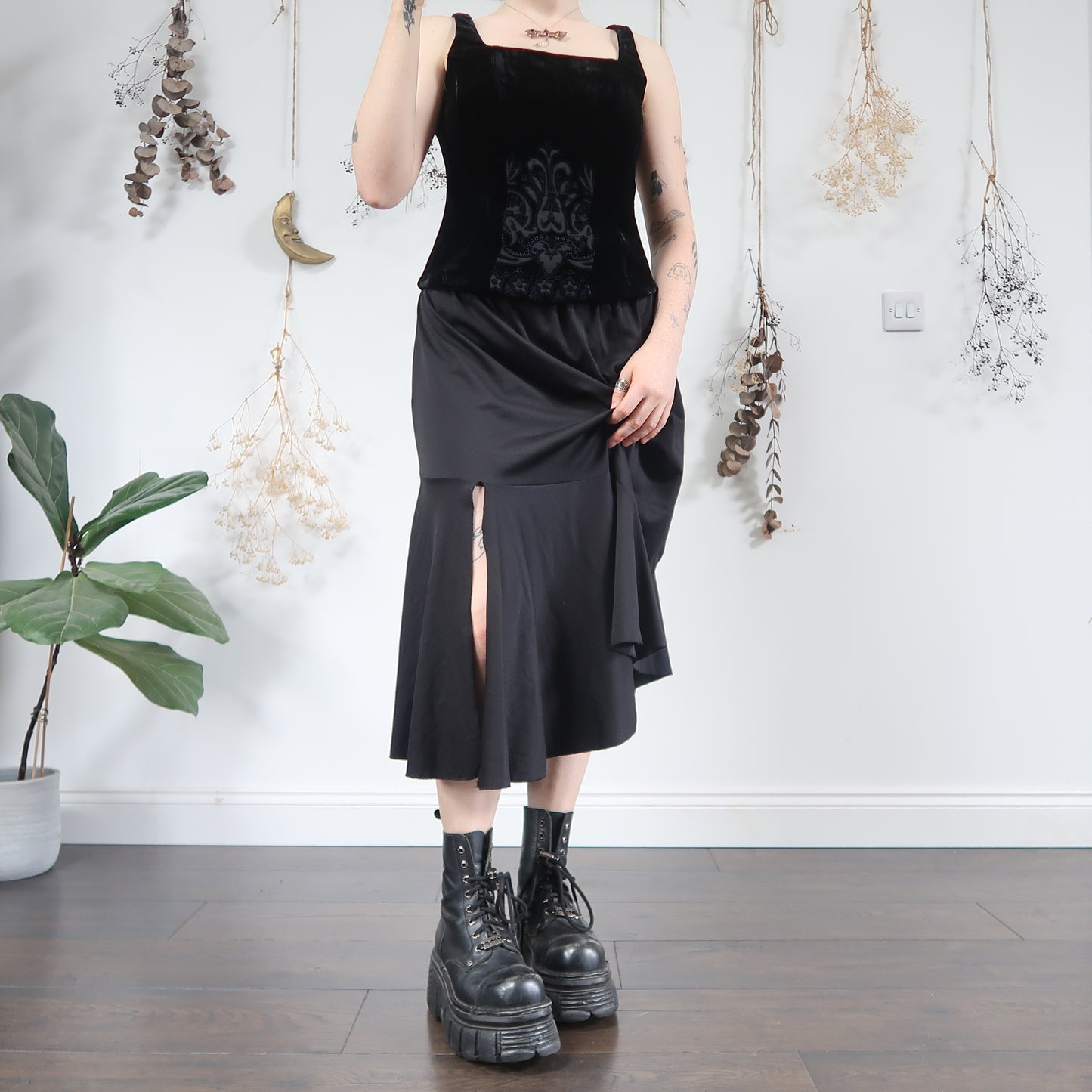 Black asymmetric skirt - size M/L