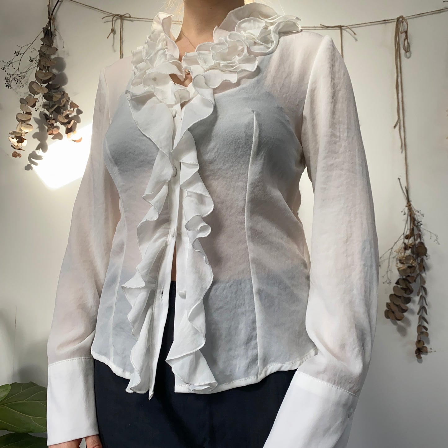 White ruffle shirt - size M/L