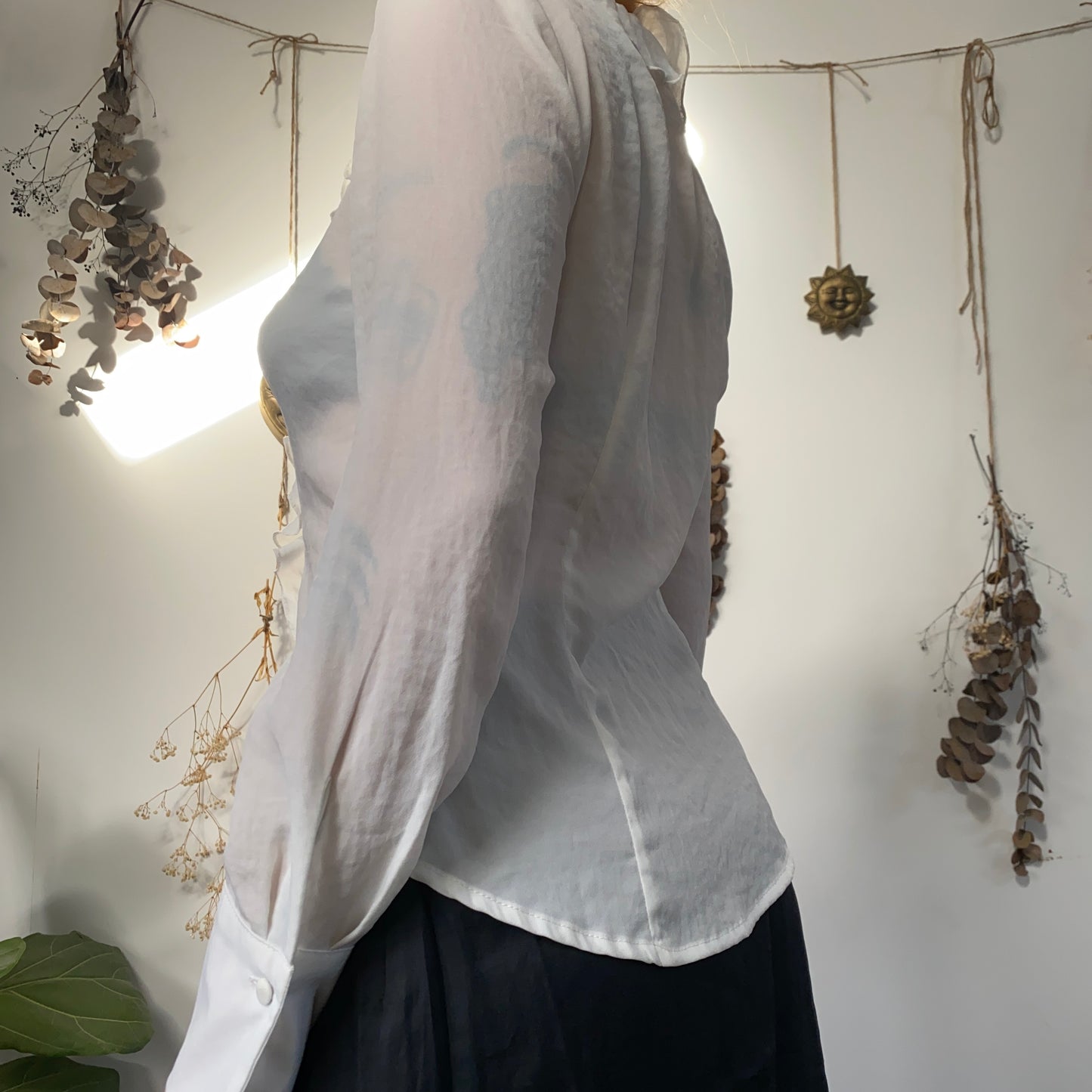 White ruffle shirt - size M/L