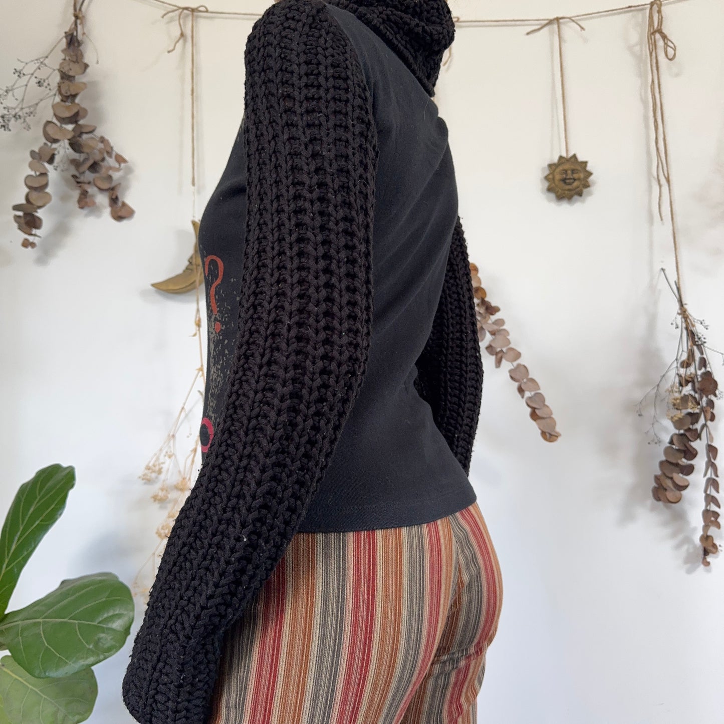 Black knit graphic top - size M