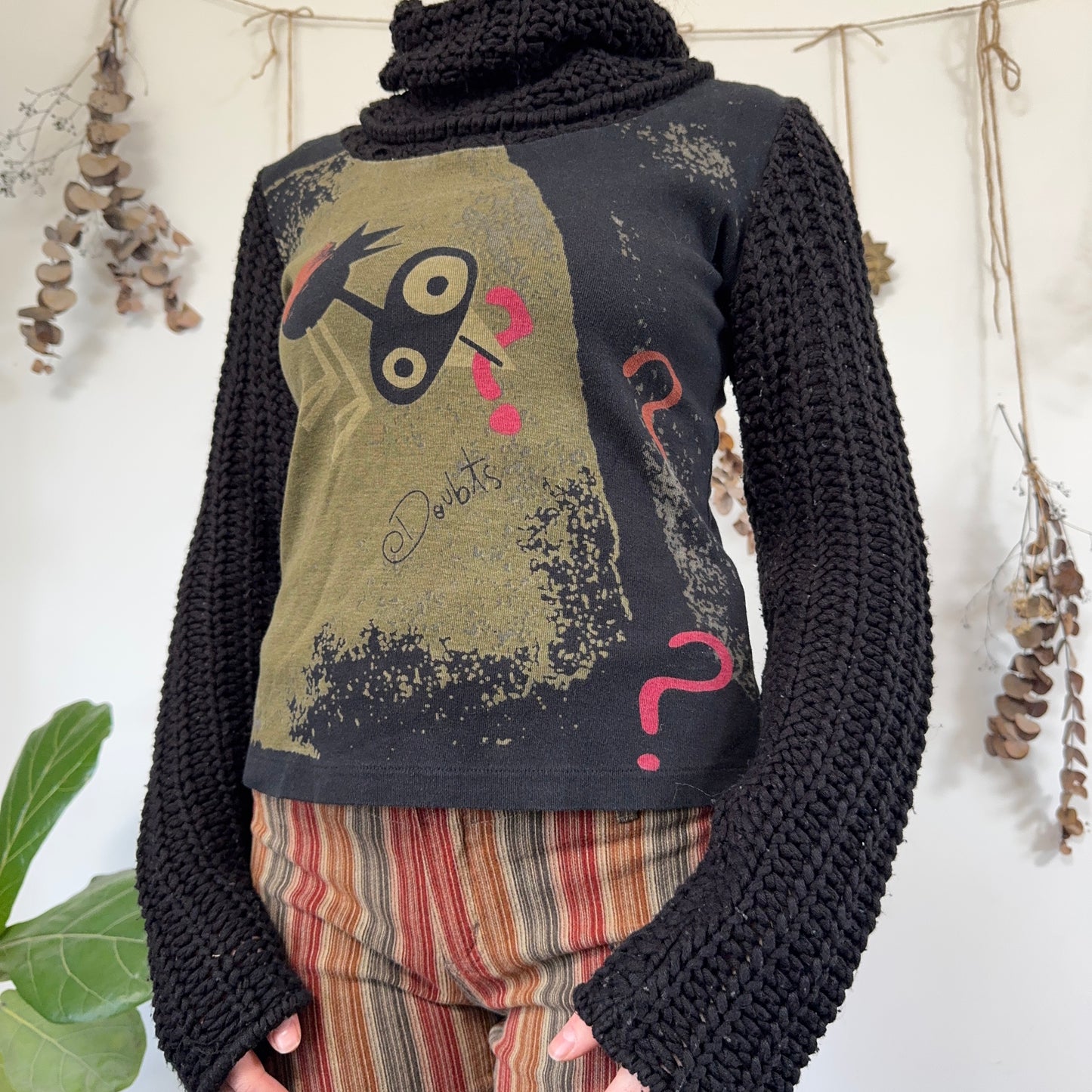 Black knit graphic top - size M