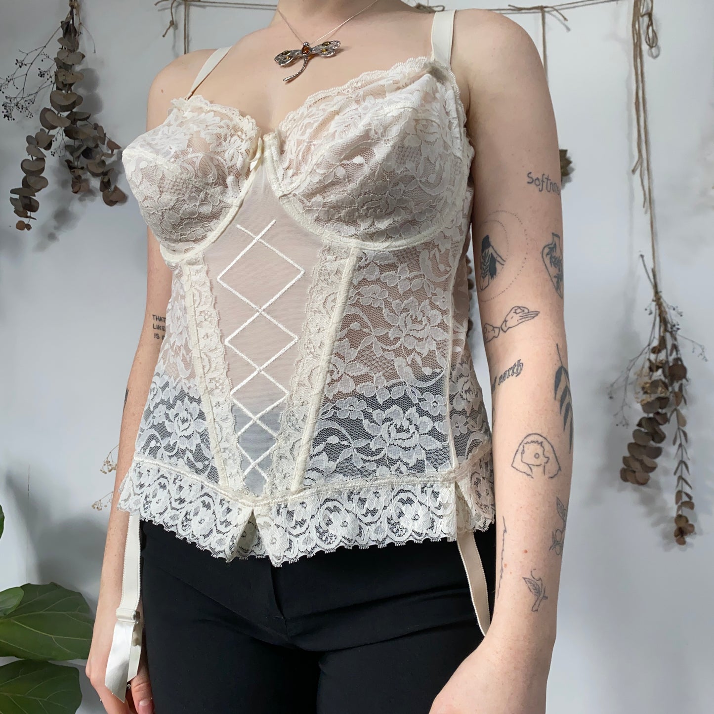 Ivory lace corset - size 40D