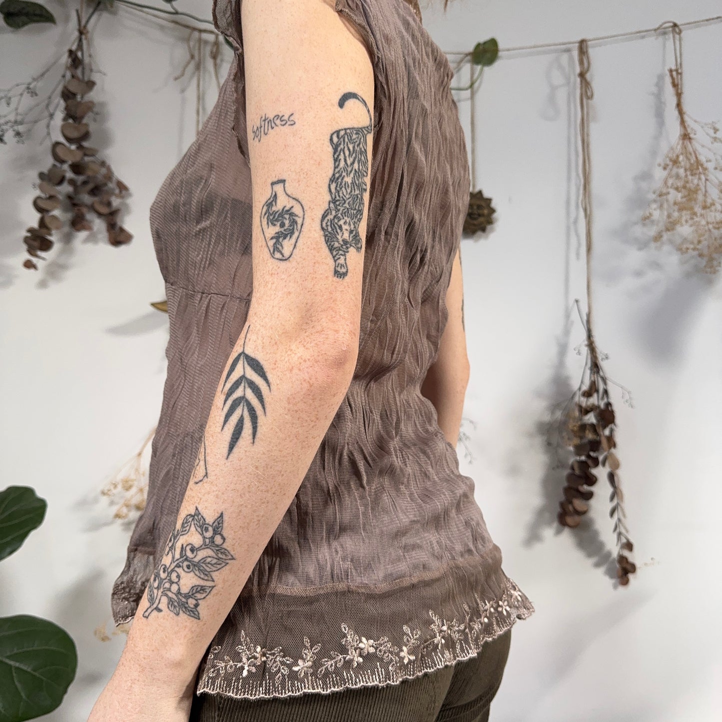 Taupe mesh top - size L