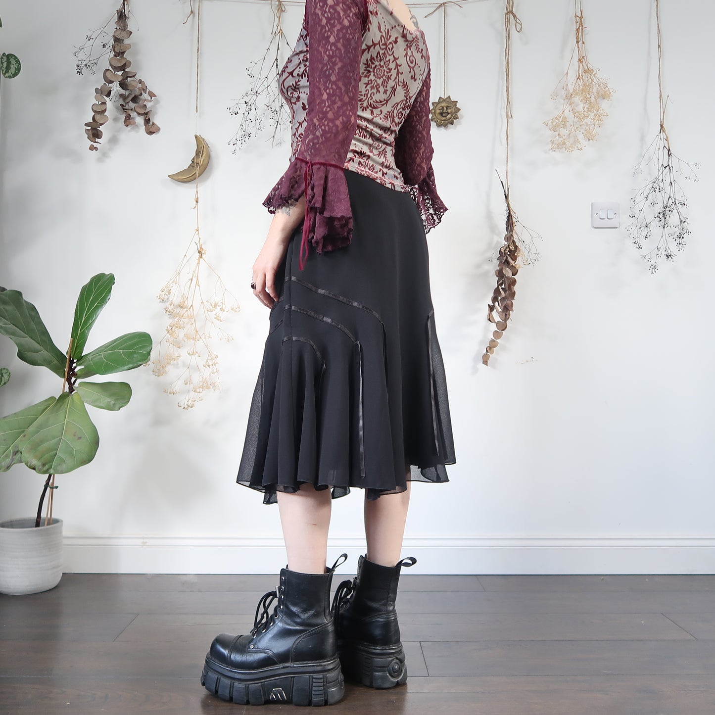 Black midi skirt - size M