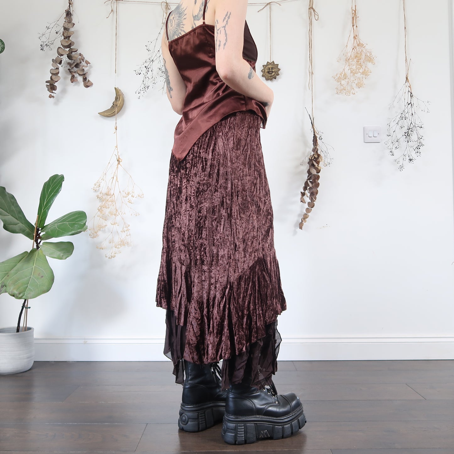 Brown velvet skrit - size L