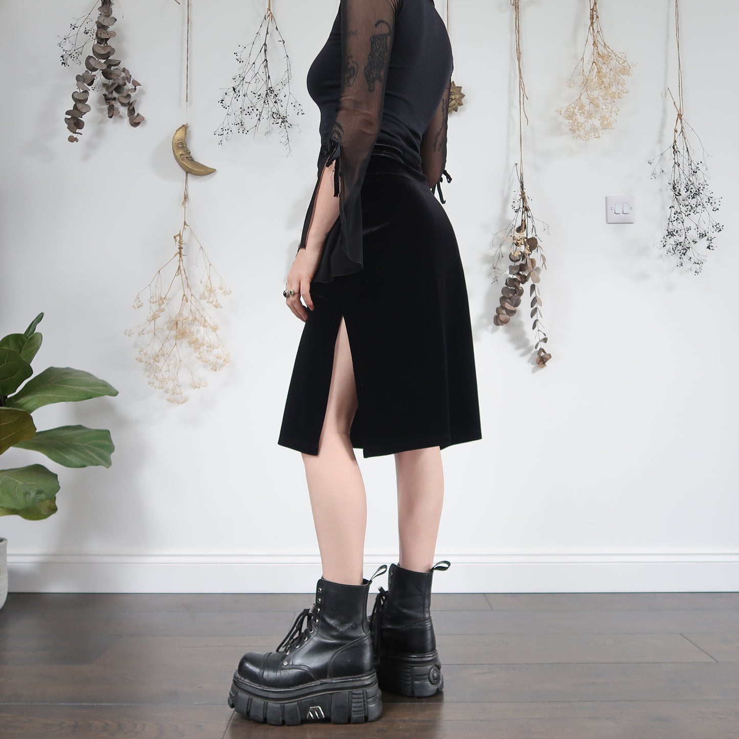 Black velvet skirt - size 10/12
