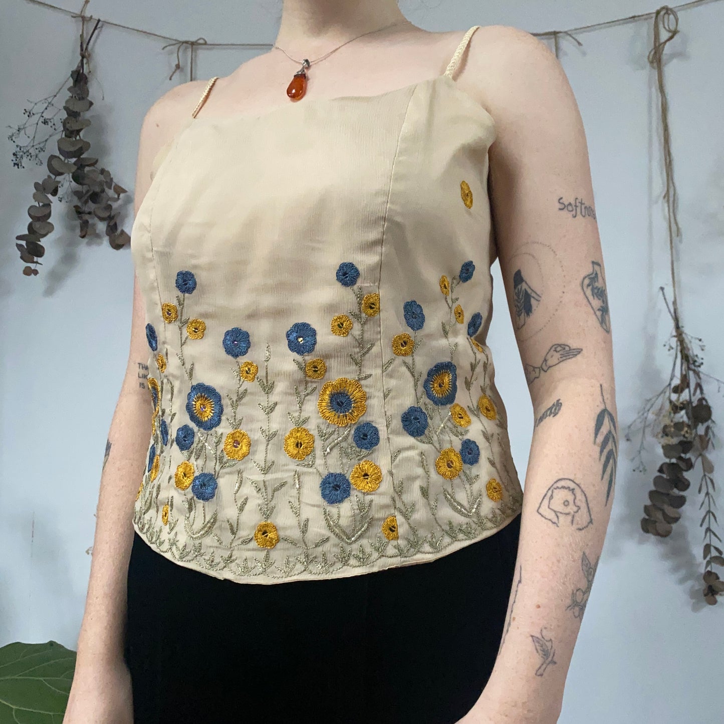 Floral embroidered top - size M
