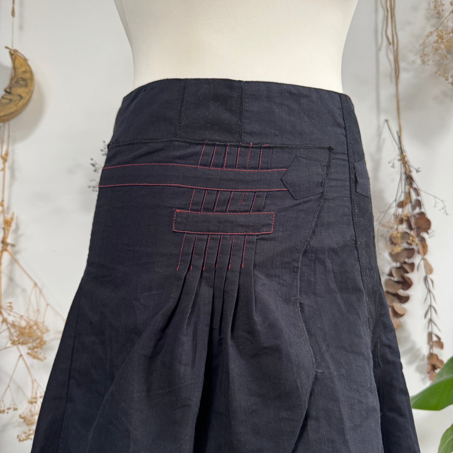 Black midi skirt - size M