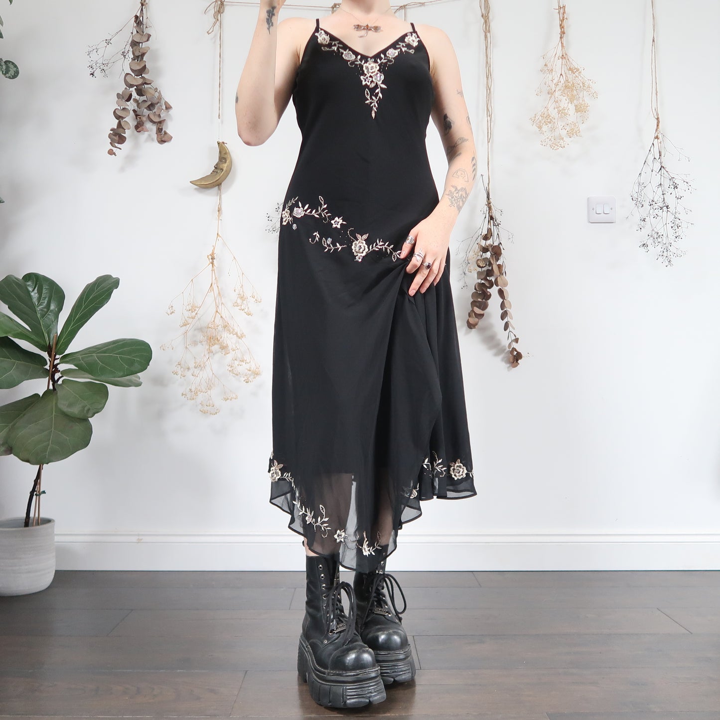 Embroidered dress - size M