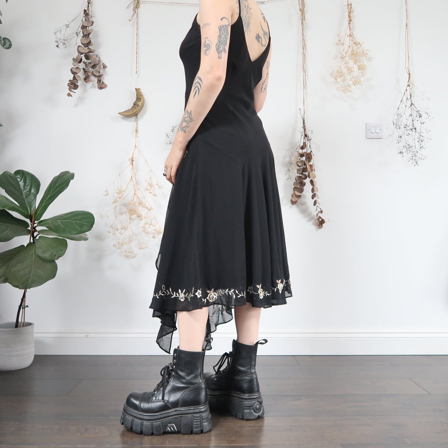 Embroidered dress - size M