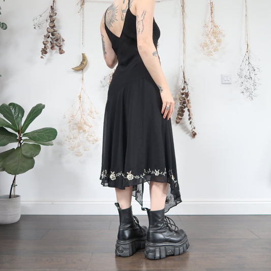Embroidered dress - size M