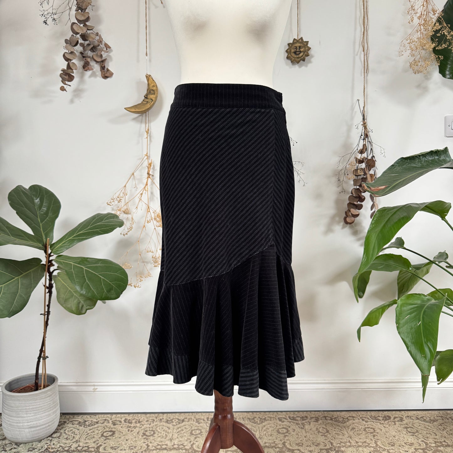 Black pinstripe velvet skirt - size M