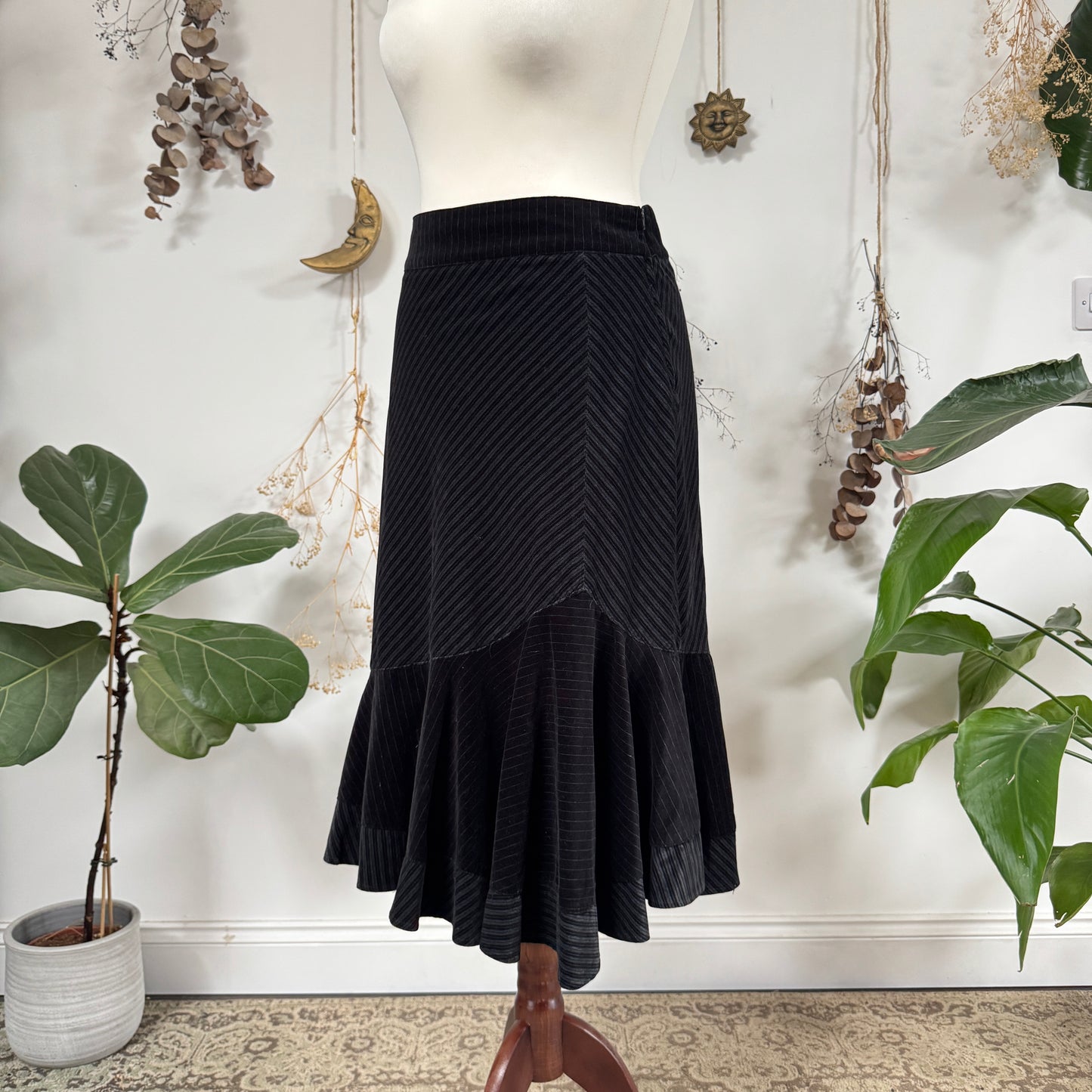 Black pinstripe velvet skirt - size M