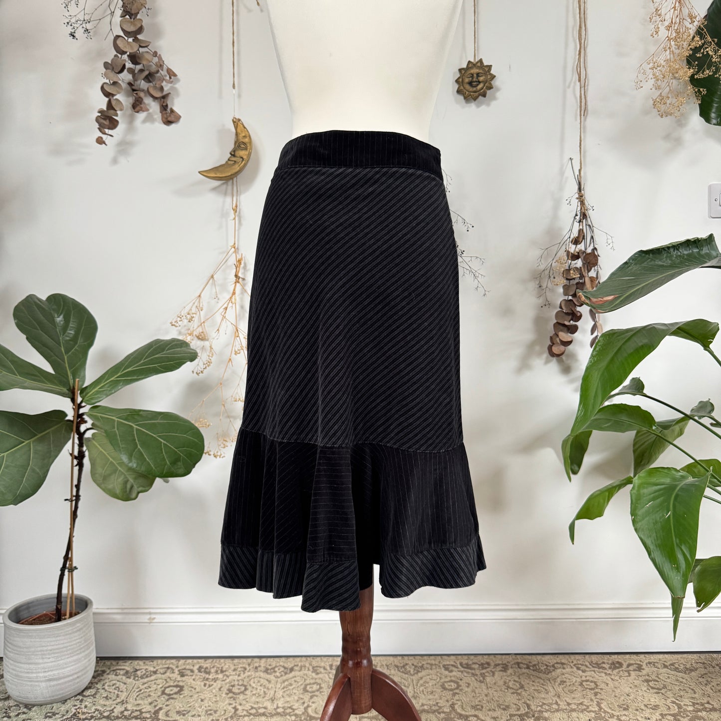 Black pinstripe velvet skirt - size M