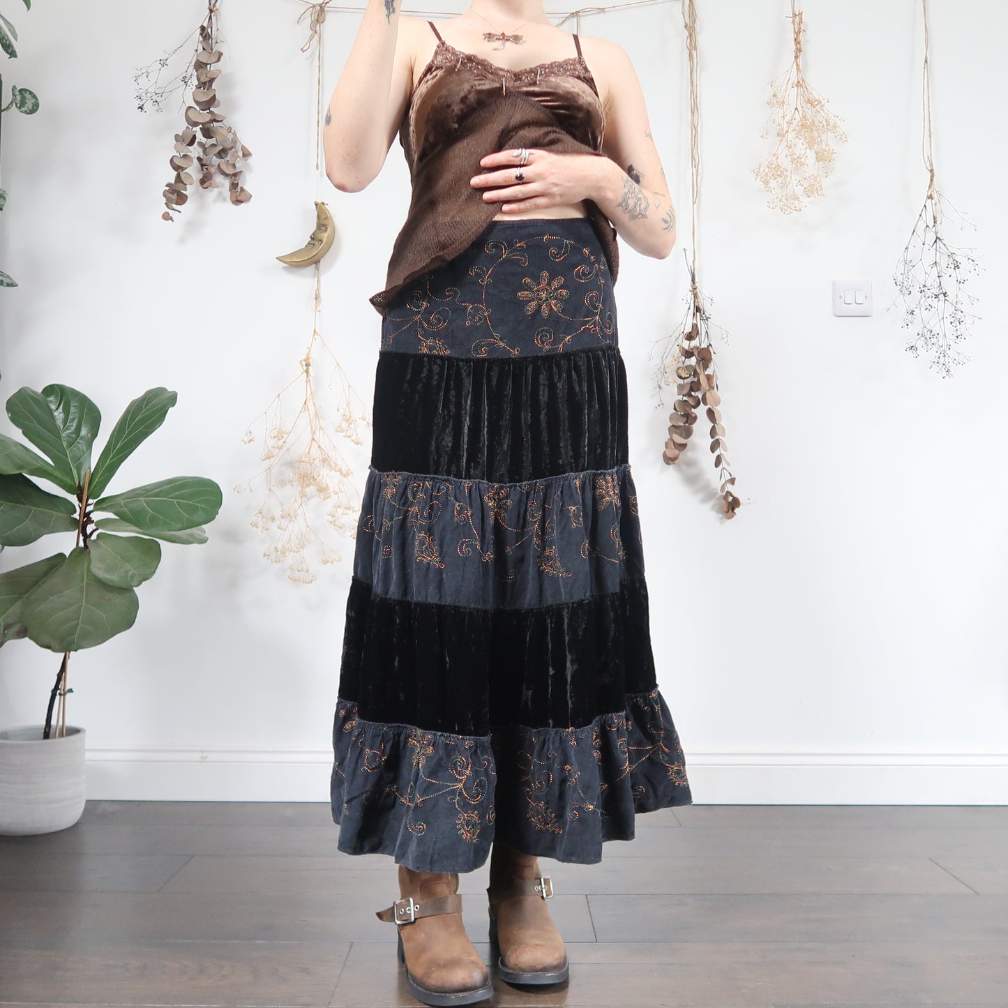 Embroidered velvet skirt - size M