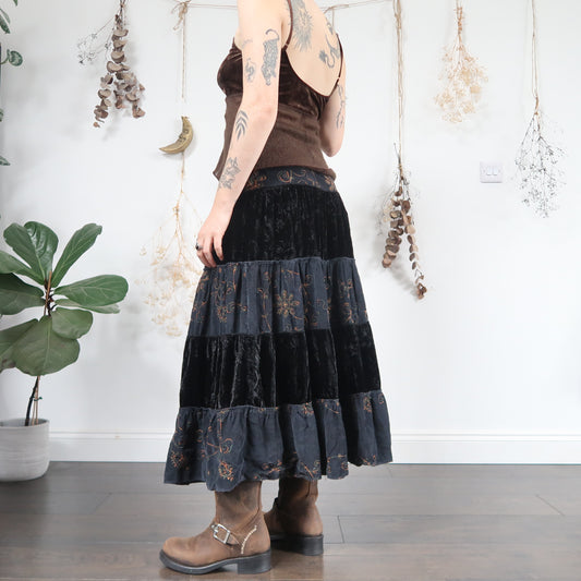 Embroidered velvet skirt - size M