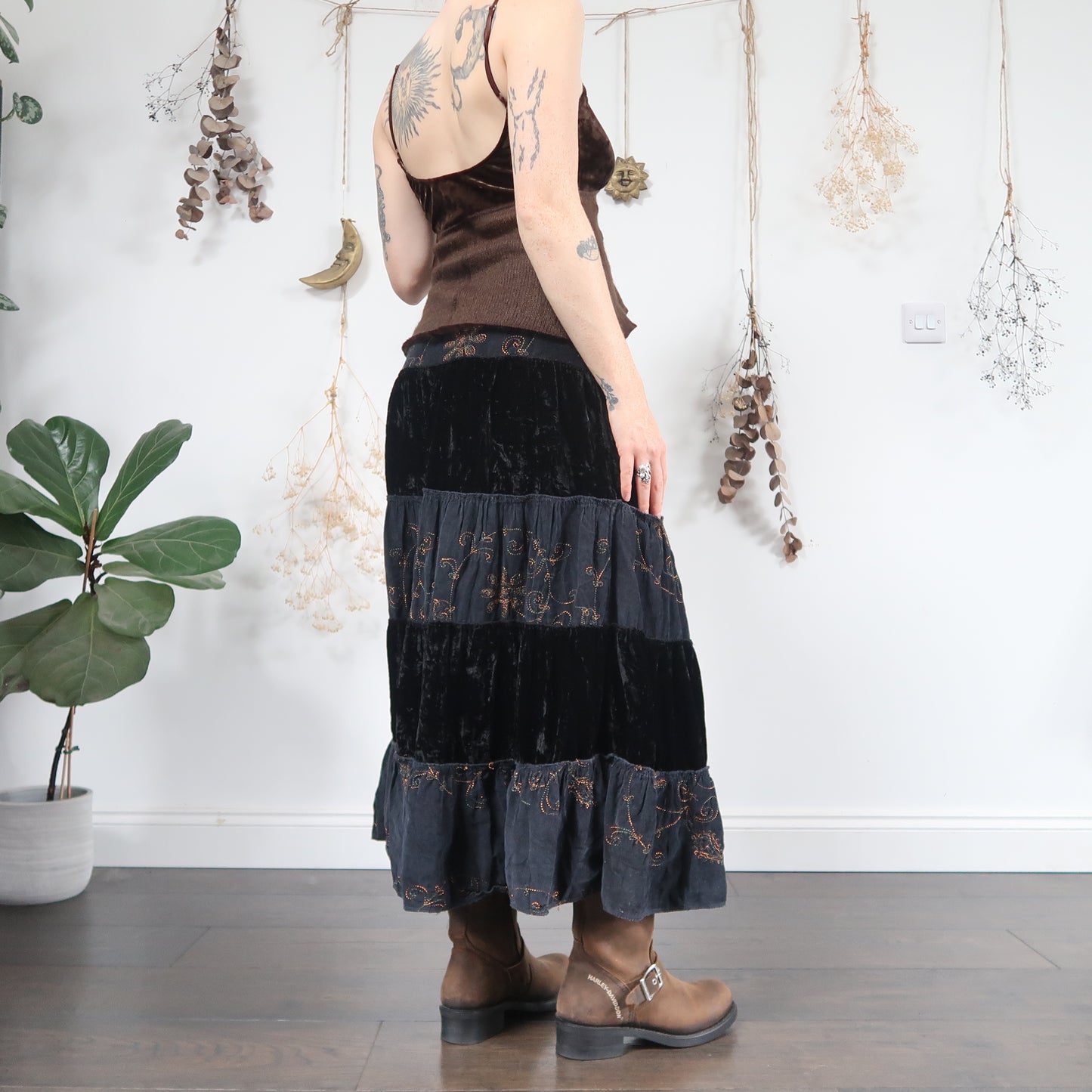 Embroidered velvet skirt - size M