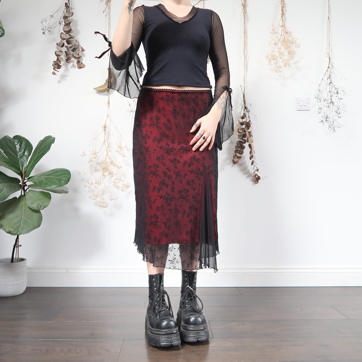 Black red mesh skirt - size M/L