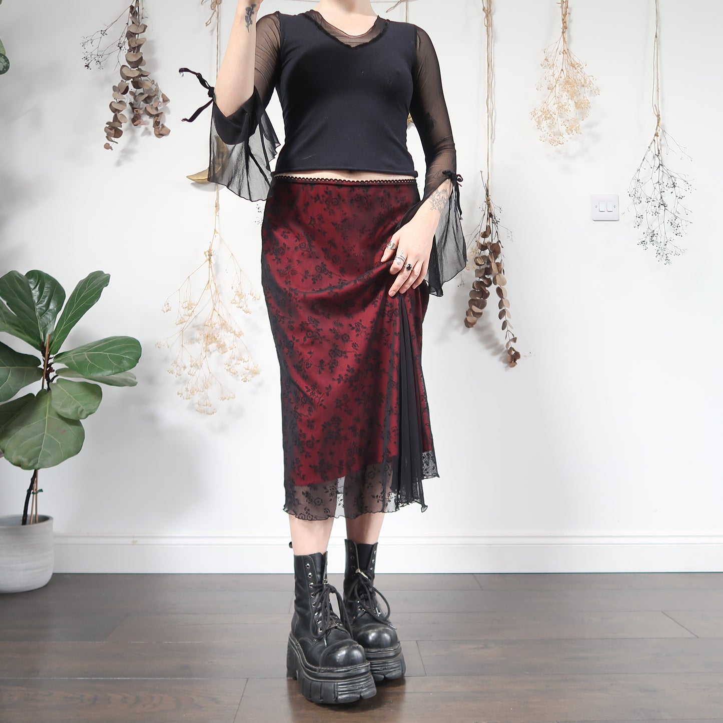 Black red mesh skirt - size M/L