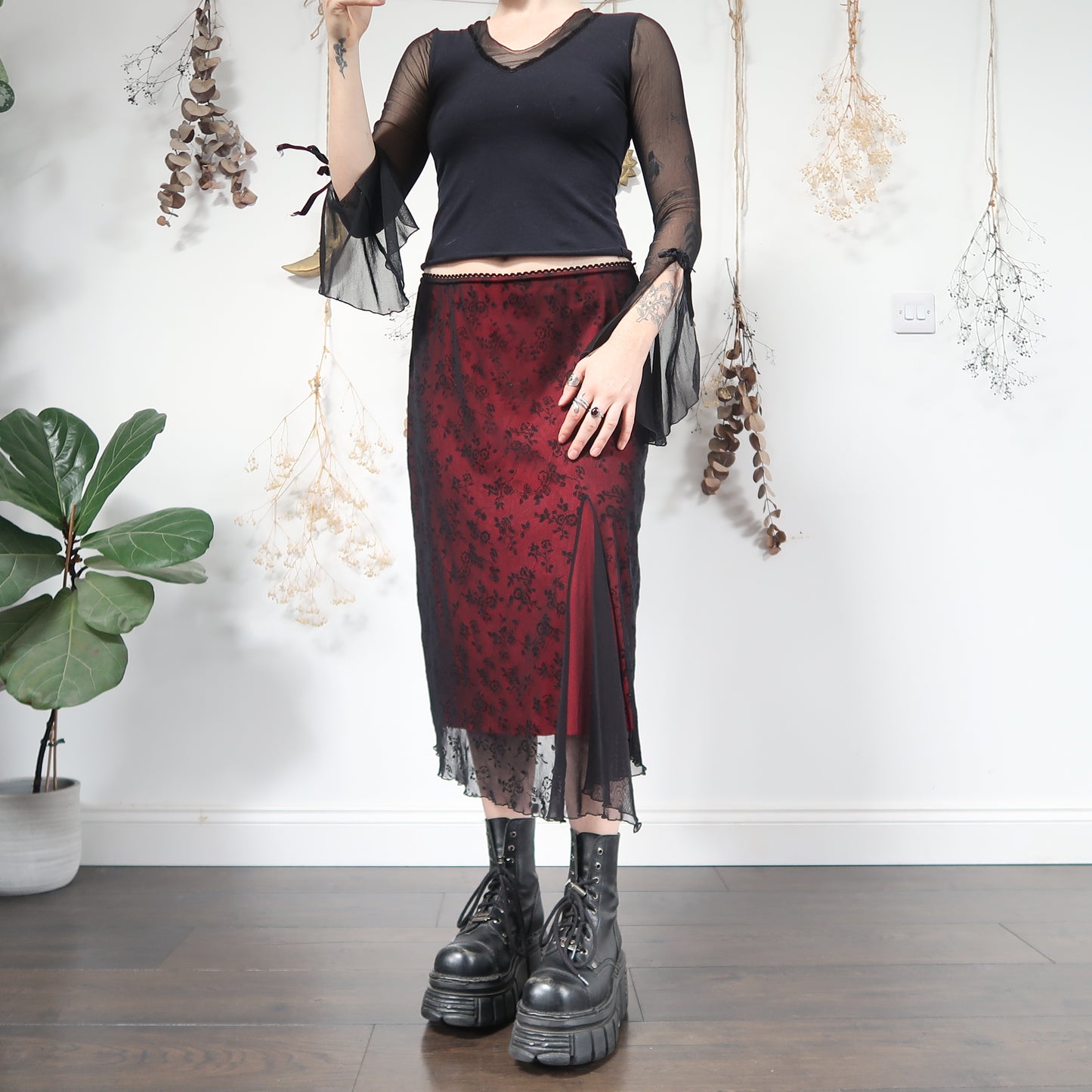 Black red mesh skirt - size M/L