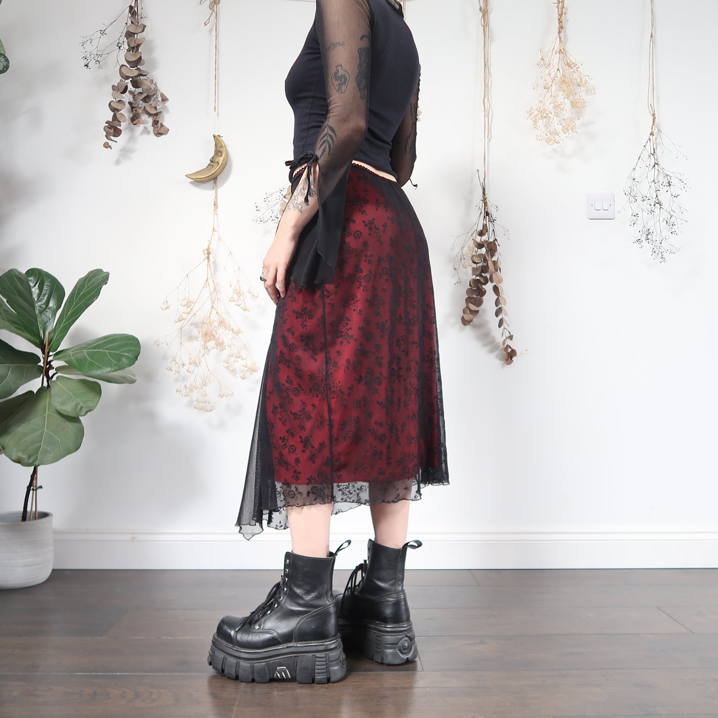 Black red mesh skirt - size M/L