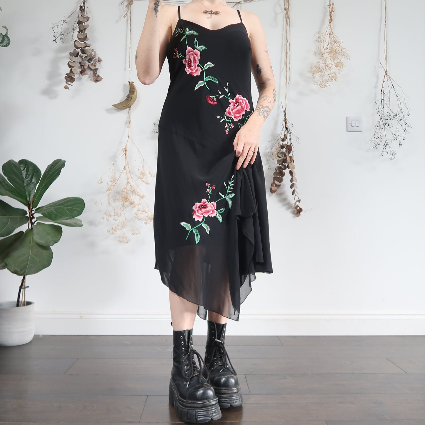 Black embroidered dress - size M/L
