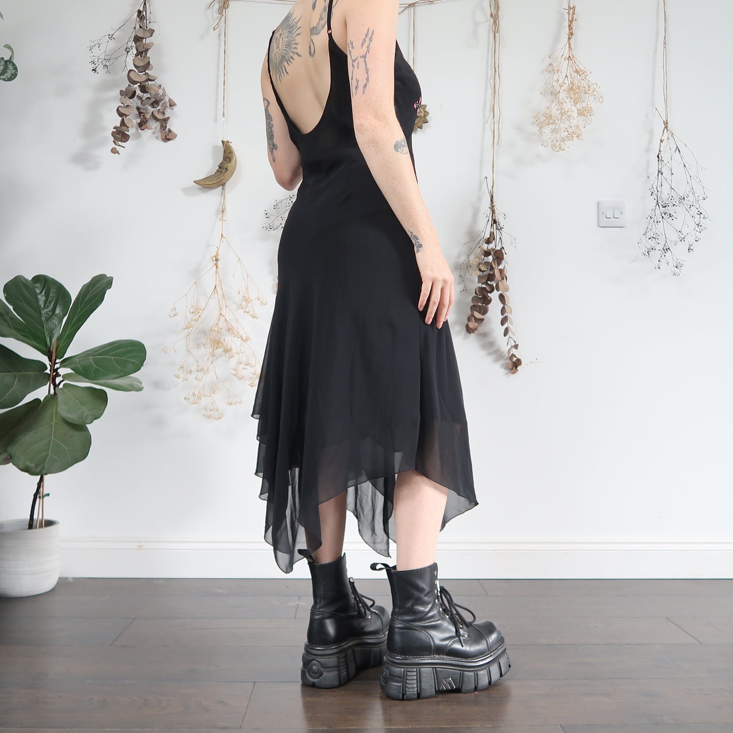 Black embroidered dress - size M/L