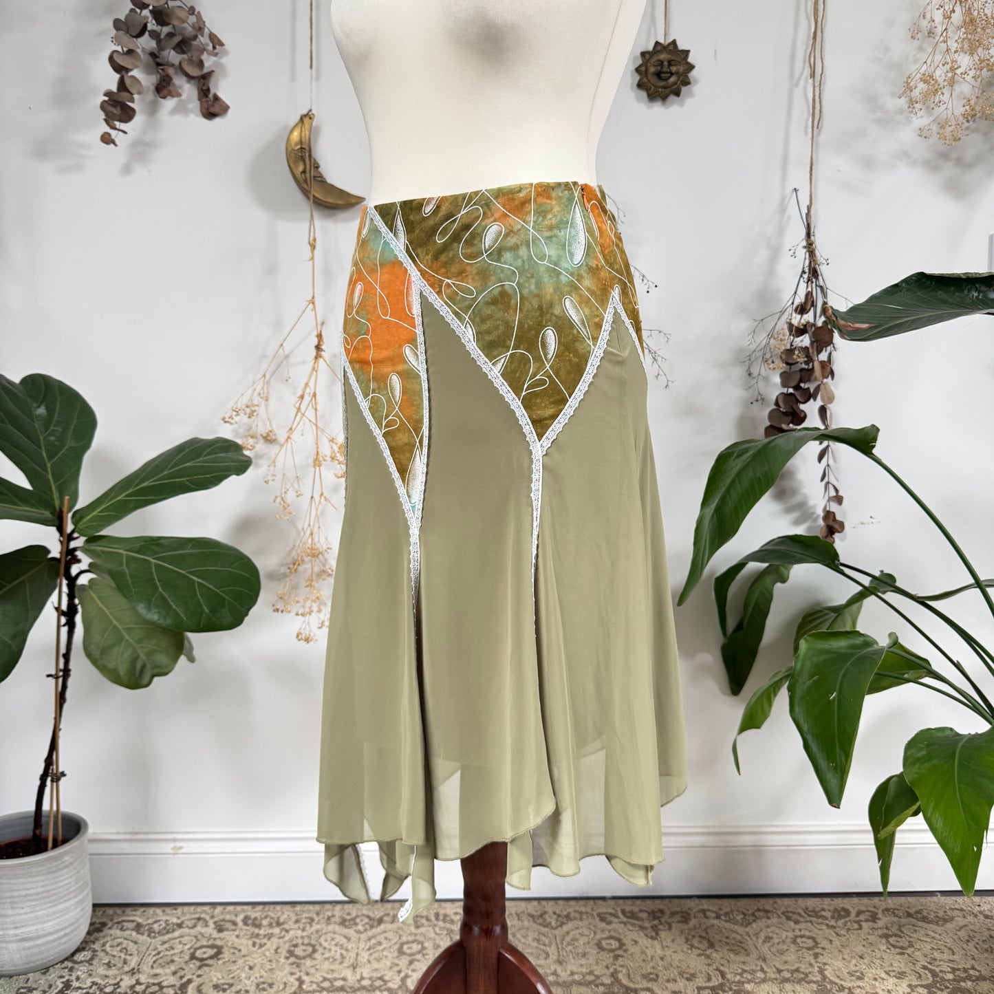 Asymmetric flowy skirt - size M
