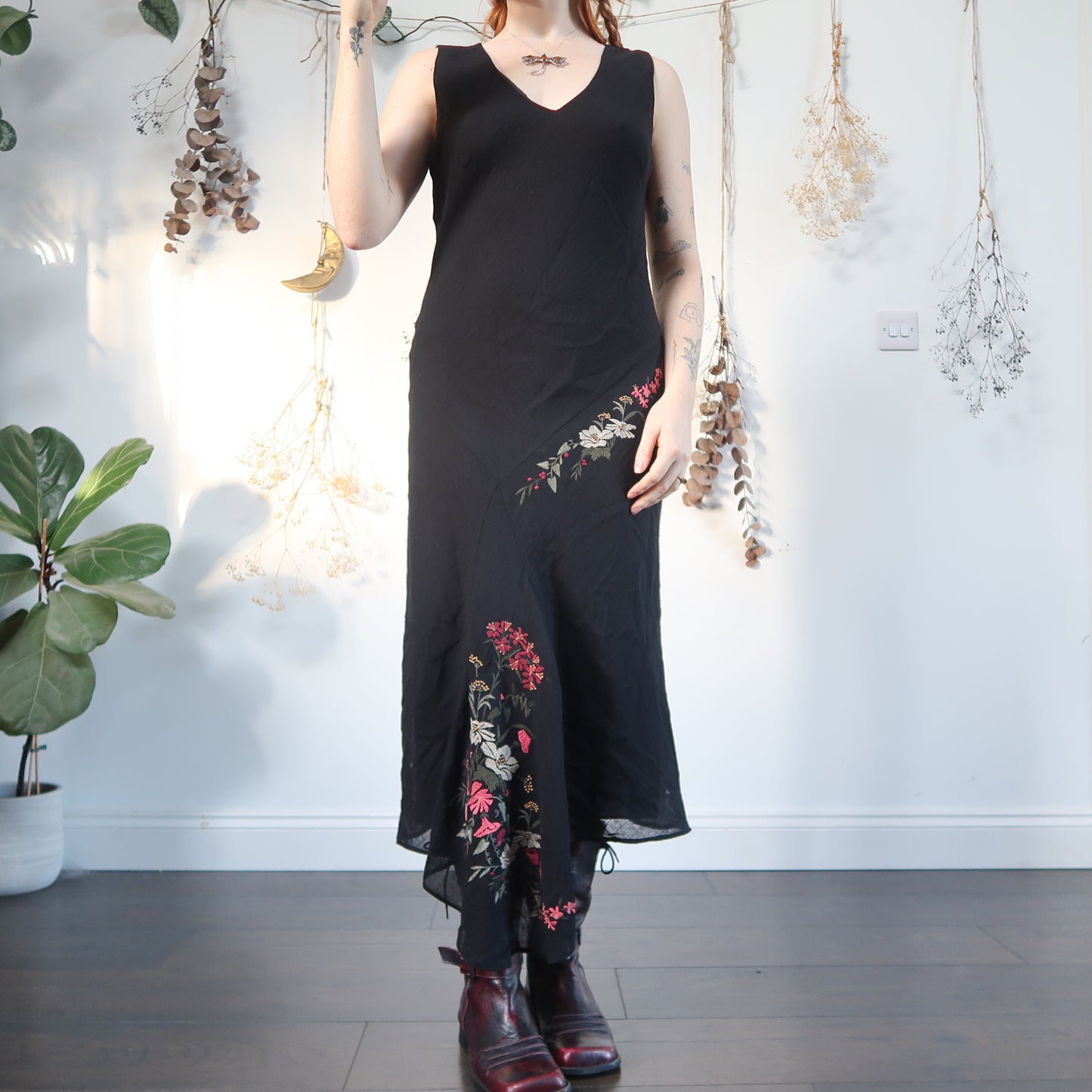 Embroidered dress - size M