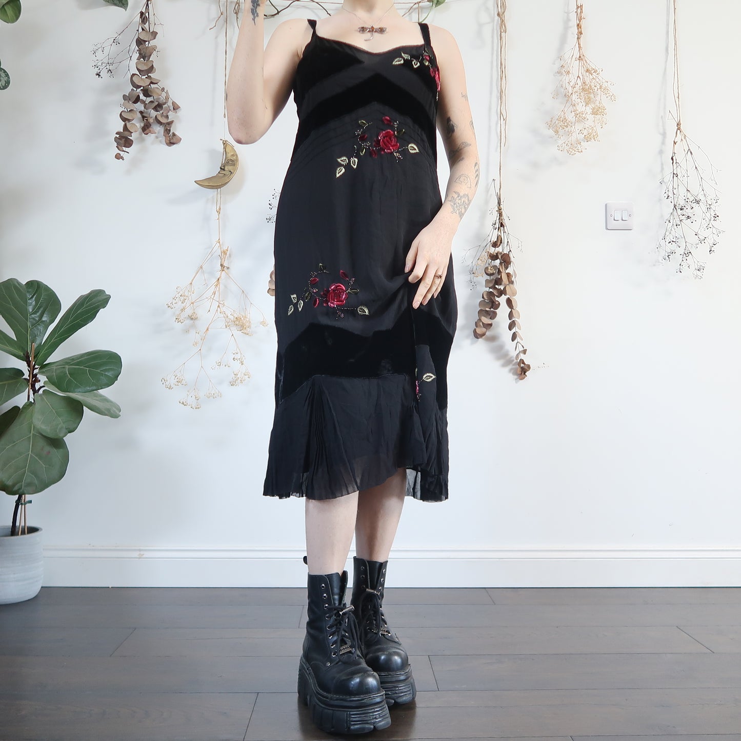 Black embroidered dress - size M
