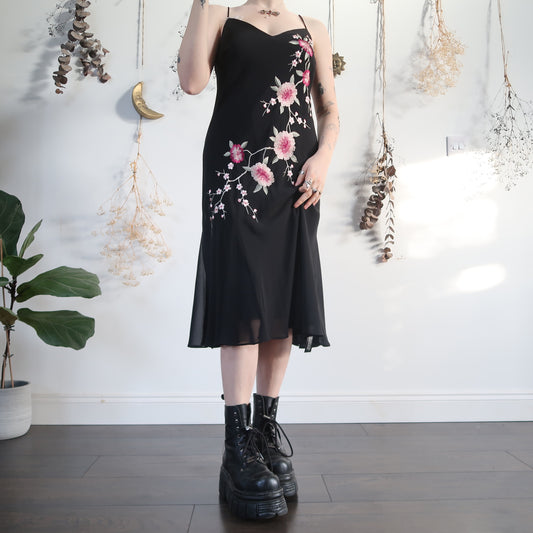 Floral embroidered dress - size M