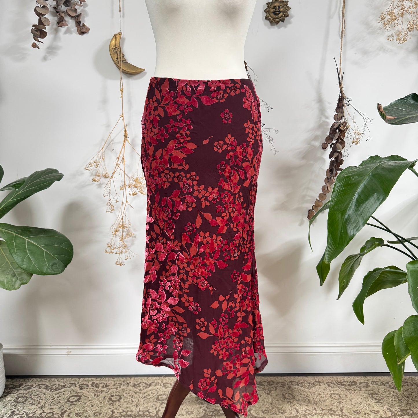 Raspberry velvet embossed skirt - size M/L
