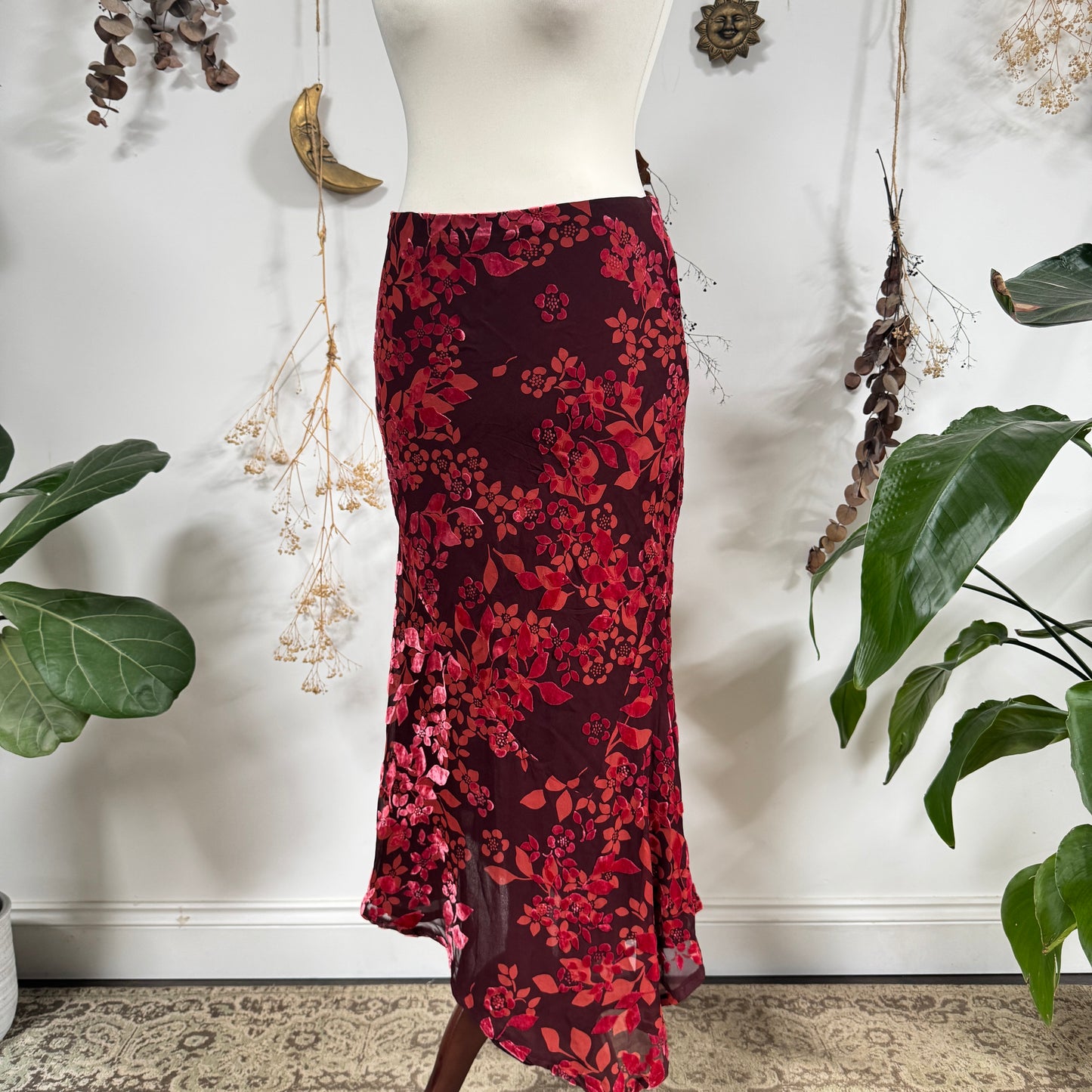 Raspberry velvet embossed skirt - size M/L