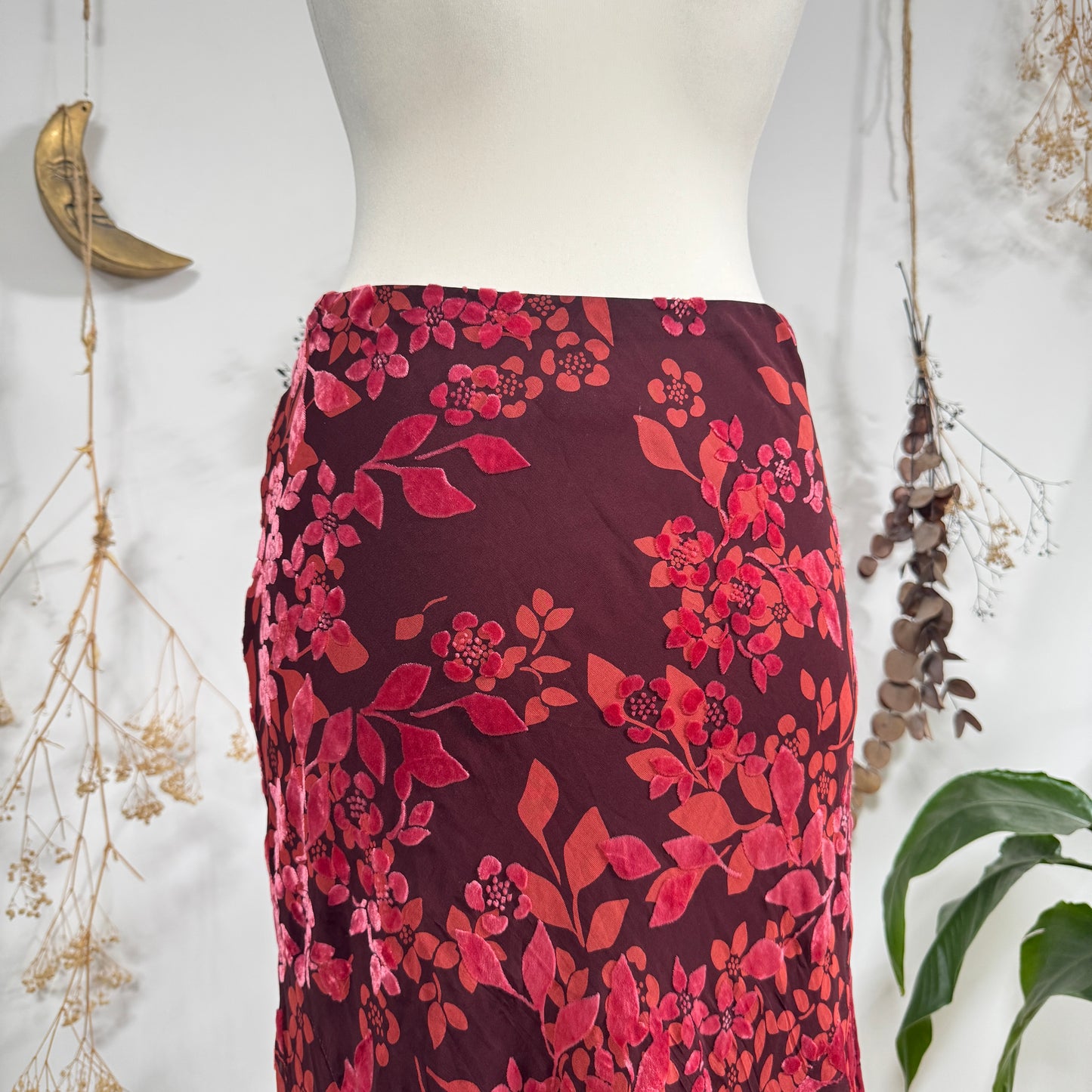 Raspberry velvet embossed skirt - size M/L