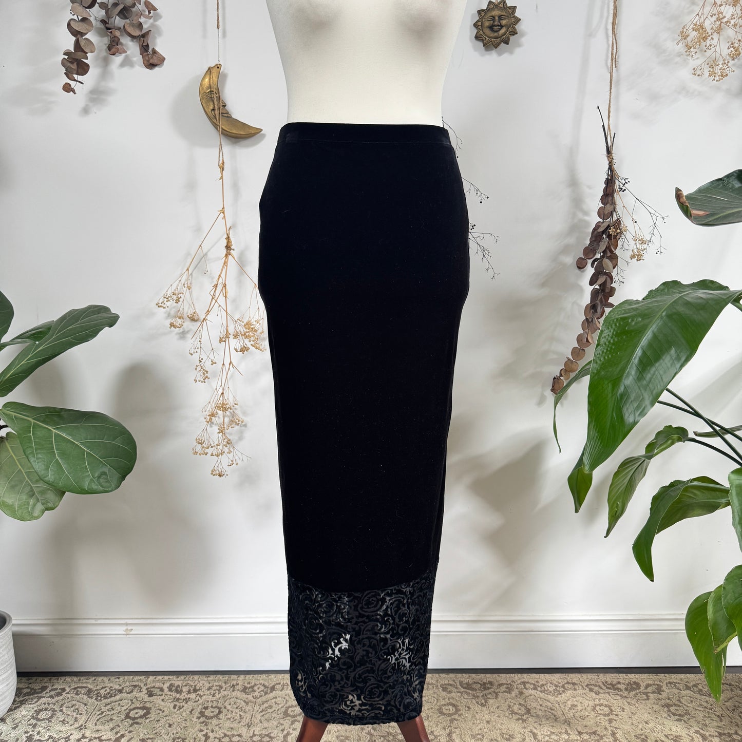 Black velvet skirt - size M